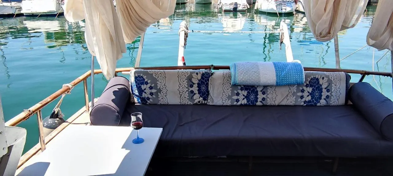 Botel Precioso Barco En Barcelona Hotel Badalona