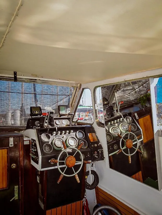 Precioso Barco En Barcelona Hotel Badalona Botel