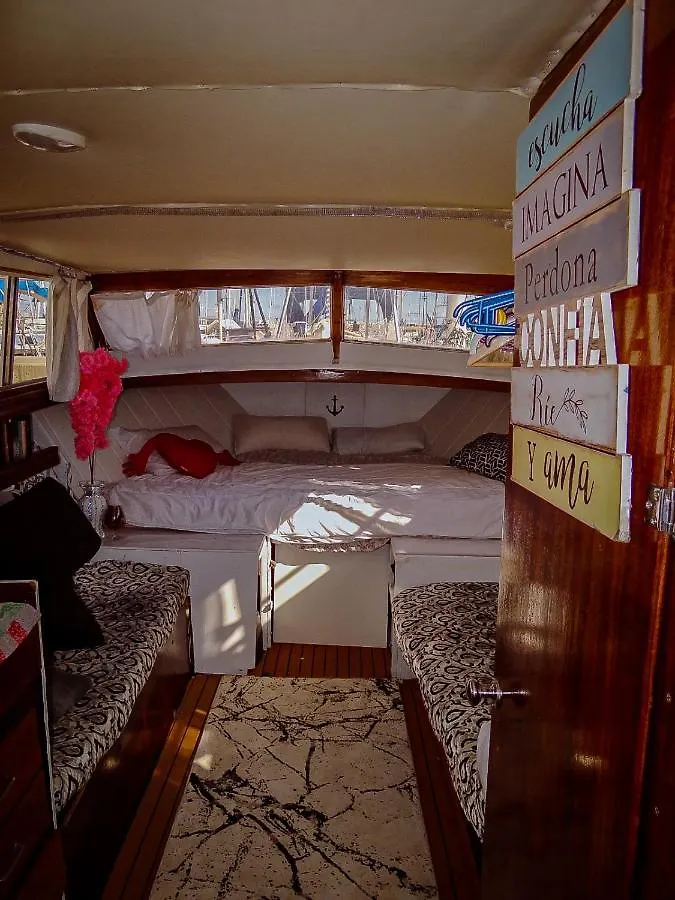 Botel Precioso Barco En Barcelona Hotel Badalona